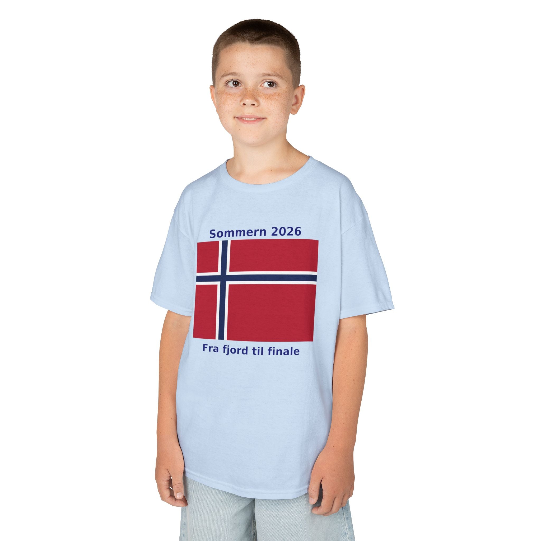 Kids T‑Shirt — Norwegian Flag «Sommern 2026» (Fra fjord til finale)