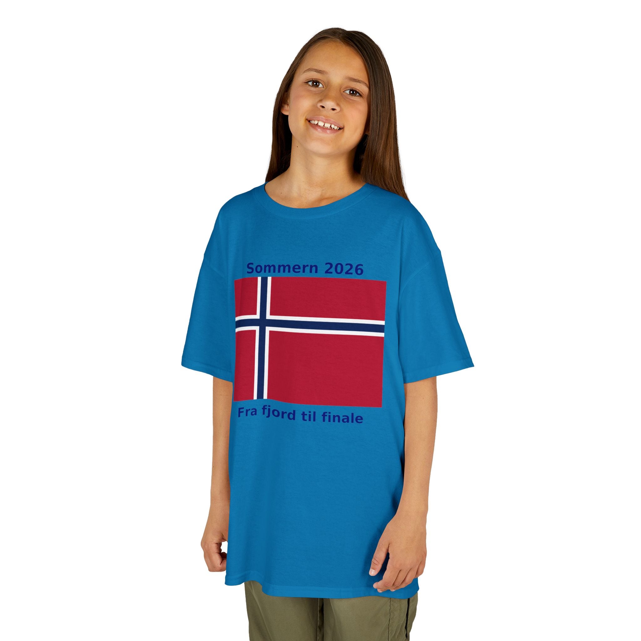 Kids T‑Shirt — Norwegian Flag «Sommern 2026» (Fra fjord til finale)