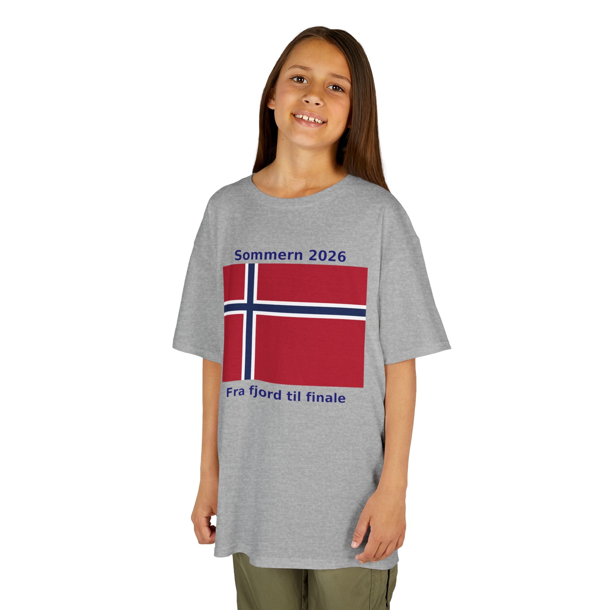 Kids T‑Shirt — Norwegian Flag «Sommern 2026» (Fra fjord til finale)