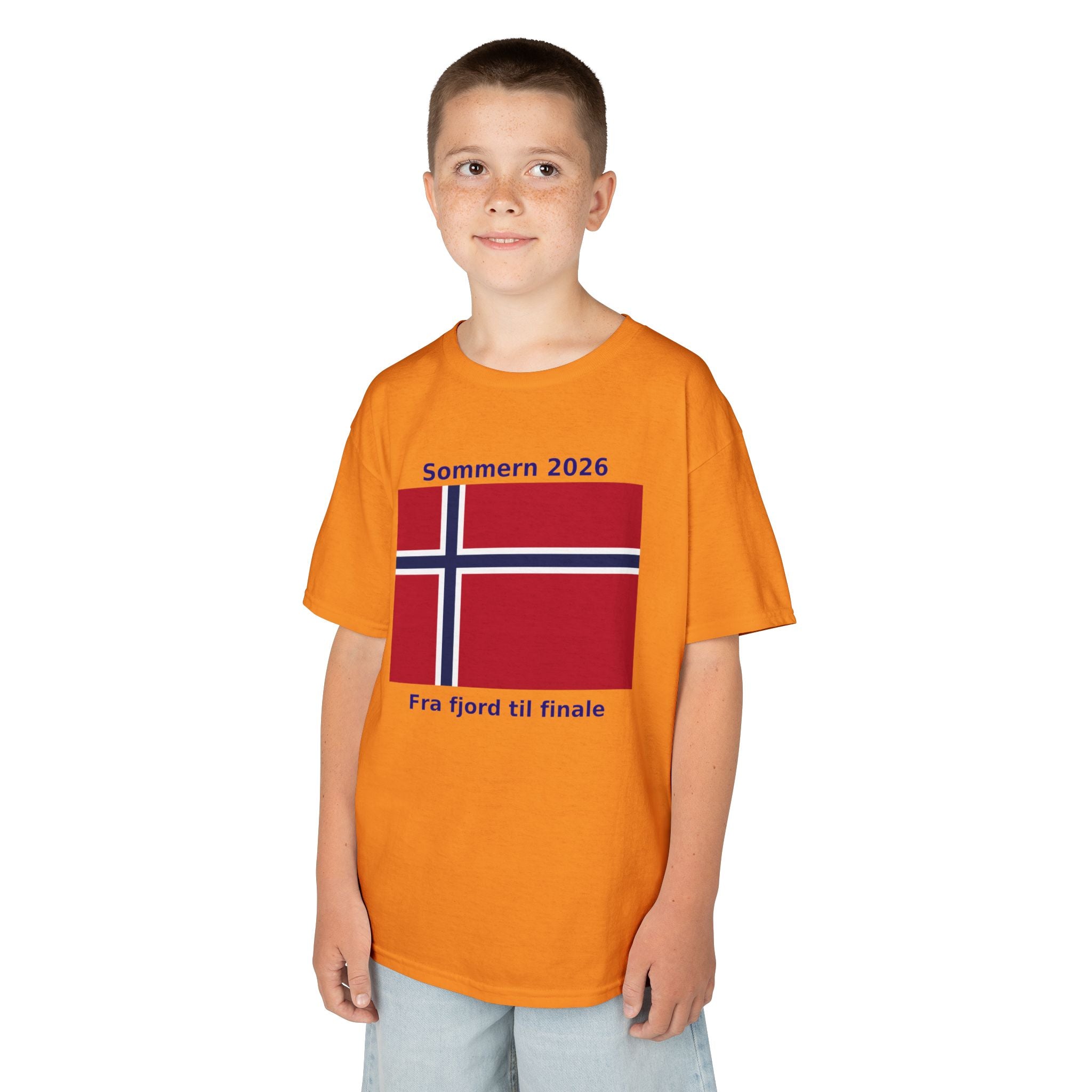 Kids T‑Shirt — Norwegian Flag «Sommern 2026» (Fra fjord til finale)